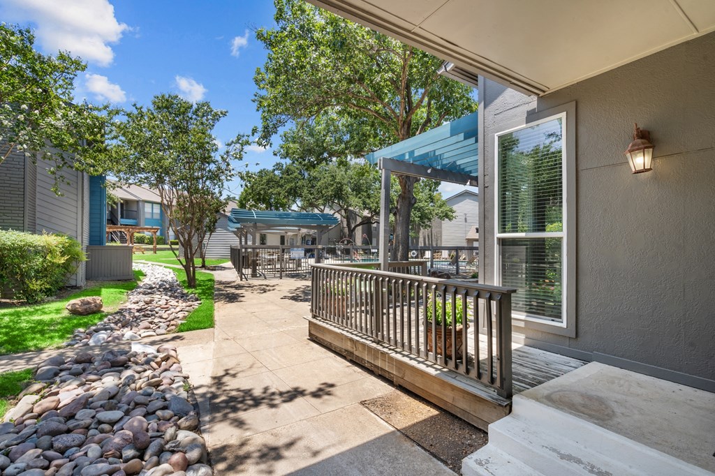 additional photo for property listing at chic digs with room to stretch out in the village 22 car  at Vesper, Dallas, 75254