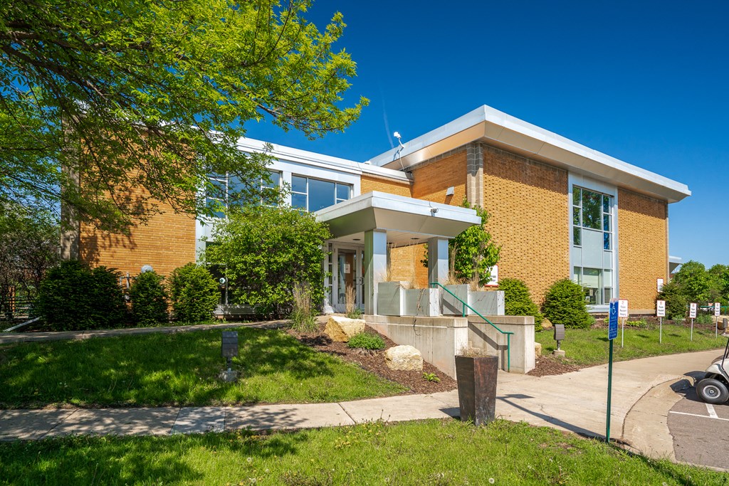 Huntington Place Apartments-Brooklyn Park