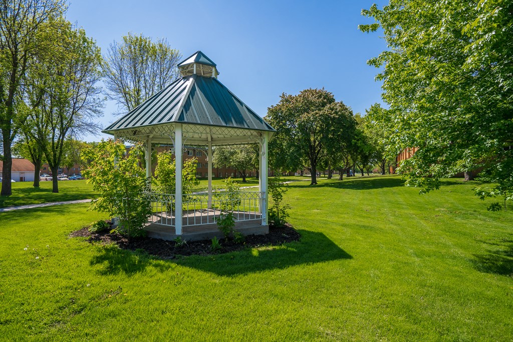 Huntington Place Apartments-Brooklyn Park