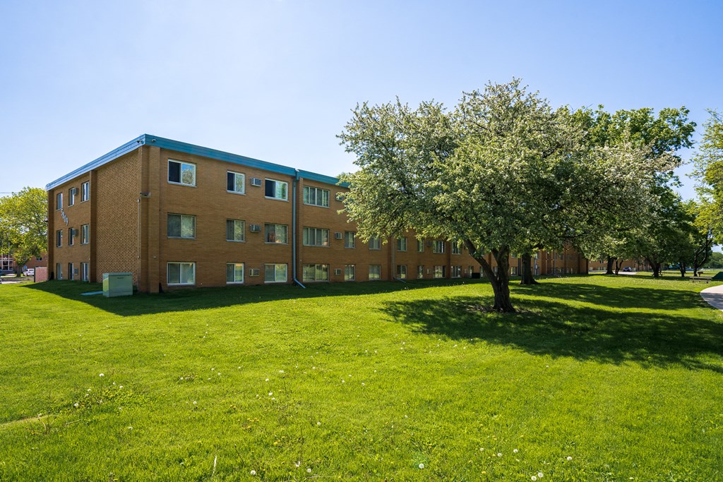 Huntington Place Apartments-Brooklyn Park