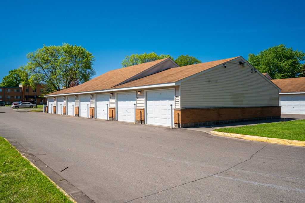 Huntington Place Apartments-Brooklyn Park