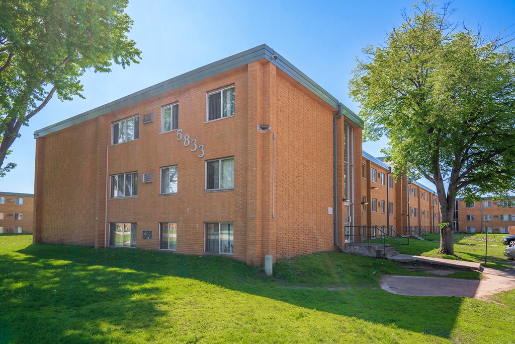 Huntington Place Apartments-Brooklyn Park