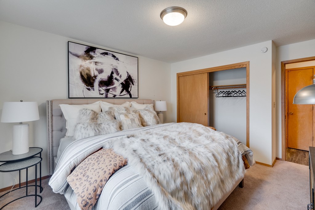 Huntington Place Apartments-Brooklyn Park