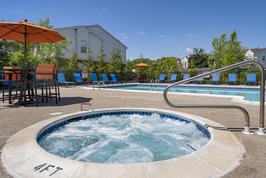 our apartments have a jacuzzi and a pool with chairs and tables