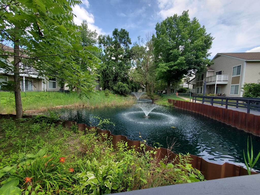 A fountain in the middle of a garden.