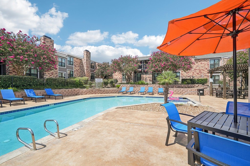 our apartments offer a swimming pool with chairs and an umbrella