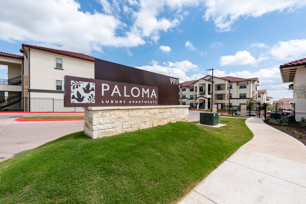 Bridge at Paloma luxury apartments located in Northeast Austin 78754 Dessau
