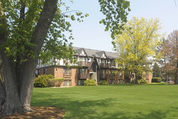 Park Like Community Park Like Community at Briarwood Apartments, Benton Harbor, MI - Photo Gallery 2
