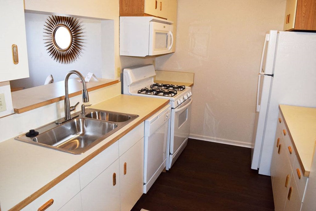 Fully Equipped Kitchen at Autumn Lakes Apartments and Townhomes, Mishawaka, 46544