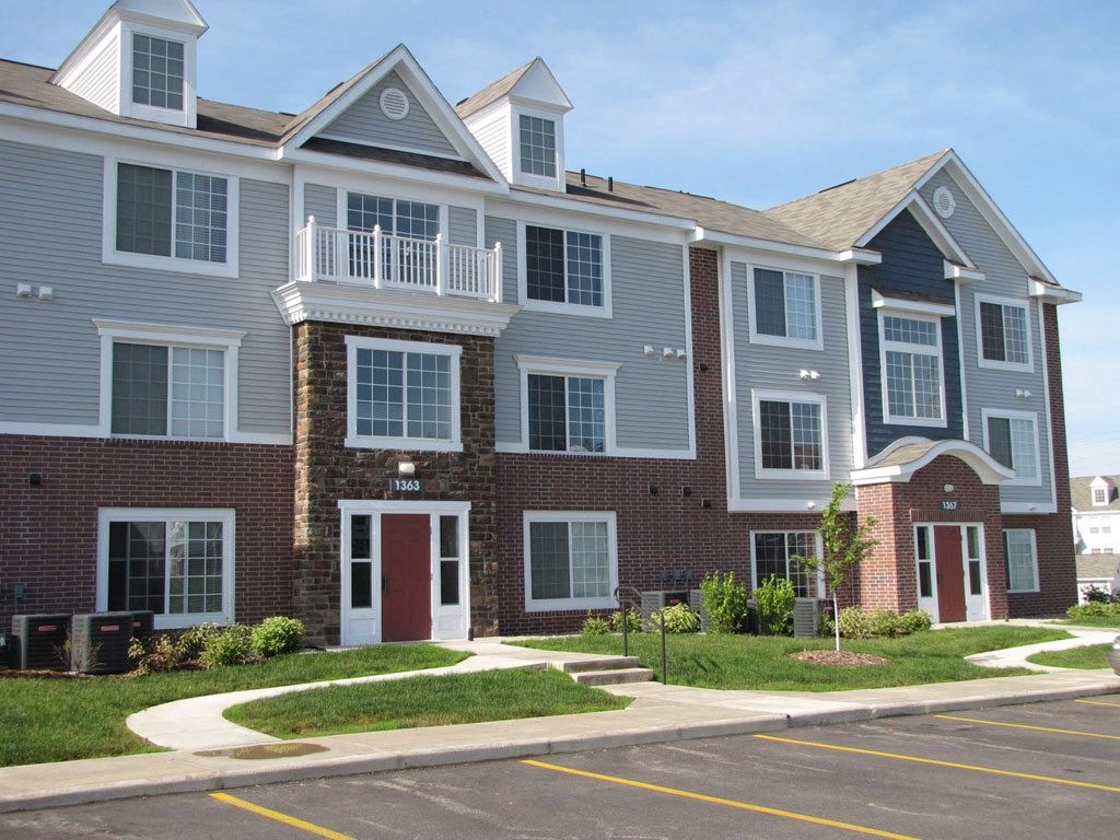 Attractive apartment building with expert landscaping at Autumn Lakes Apartments and Townhomes, Mishawaka, 46544