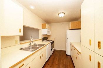 Kitchen with built-in microwave at Autumn Lakes Apartment and Townhomes in Mishawaka, IN