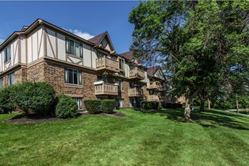 A large house with a well-manicured lawn in front at Autumn Woods Apartments, Ohio, 45342