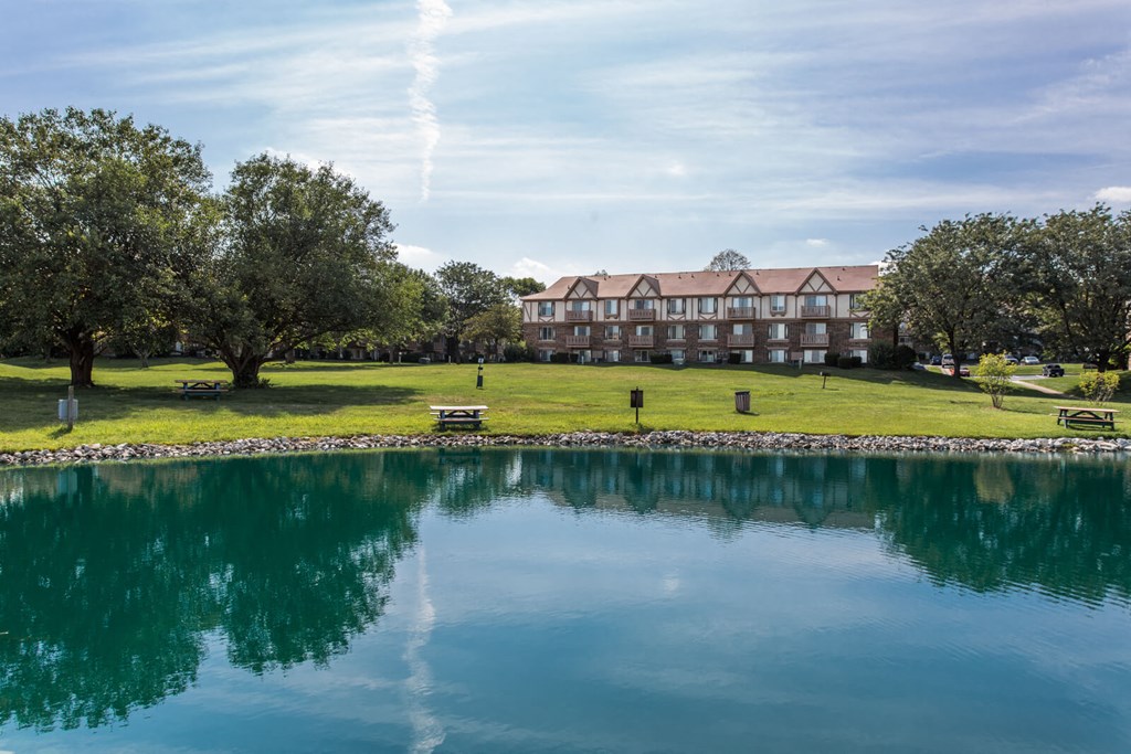 Beautiful Green Space and Lake at Autumn Woods Apartments, Ohio