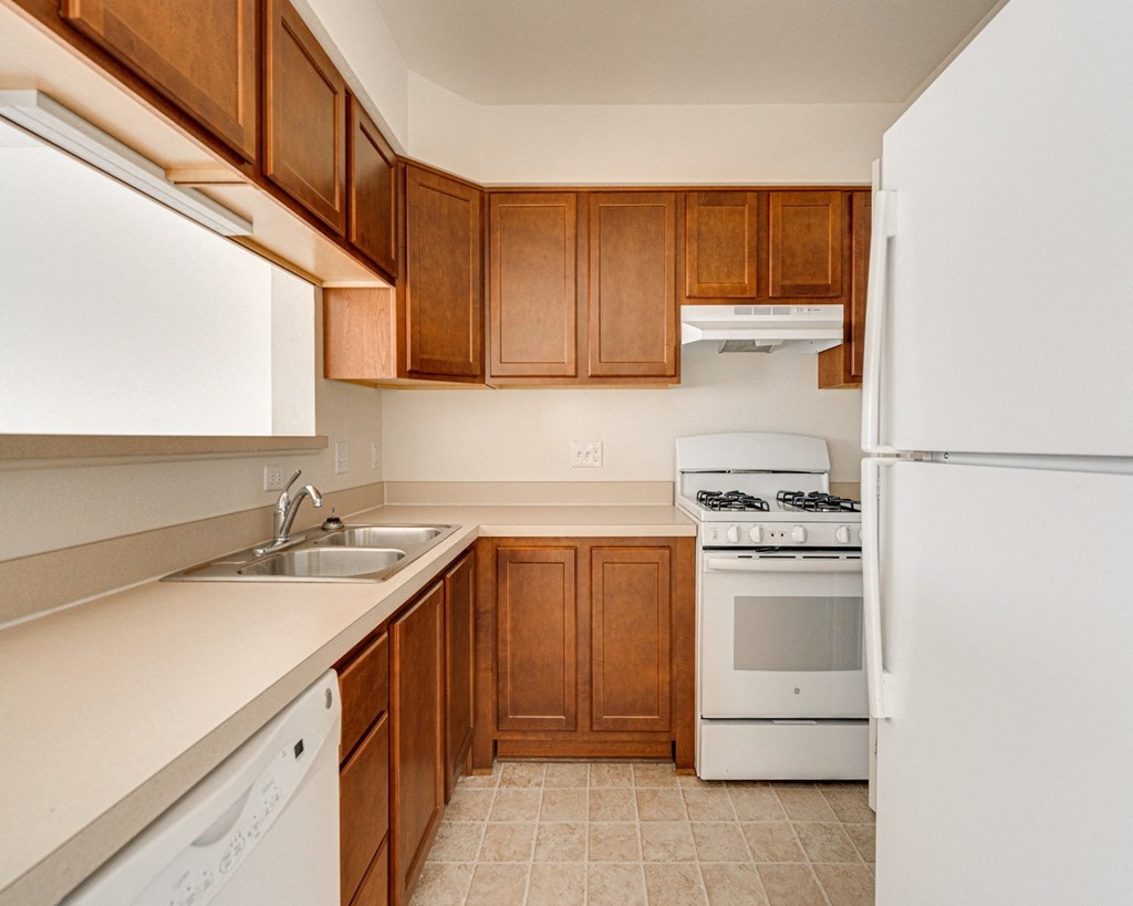 Buttercup Layout Model Kitchen White Appliances at The Harbours Apartments, MI 48038