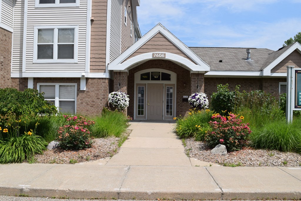 Walking Path to Leasing Office at Canal 2 Apartments, Lansing, MI 48917