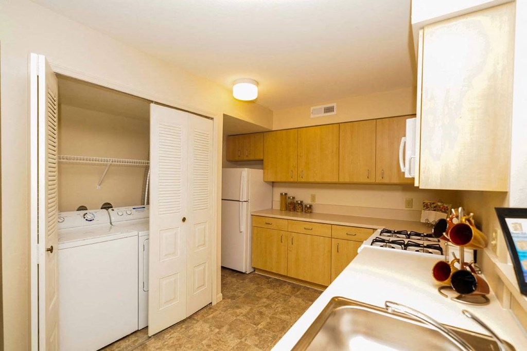 Fully Equipped Kitchen at Colonial Pointe at Fairview Apartments, Nebraska, 68123