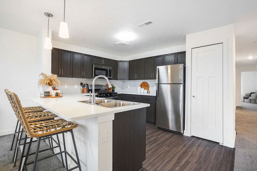 Well Equipped Kitchen With Breakfast Bar at Meadowbrooke Apartment Homes, Grand Rapids, MI