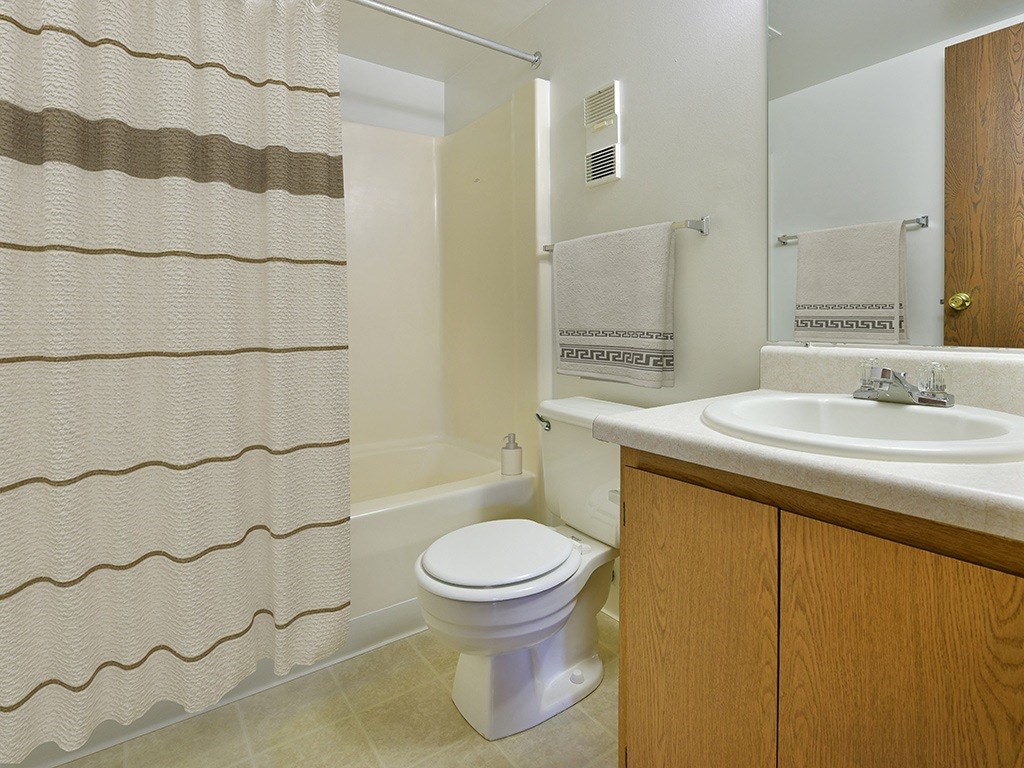 Luxurious Bathrooms at Charter Oaks Apartments, Davison, 48423