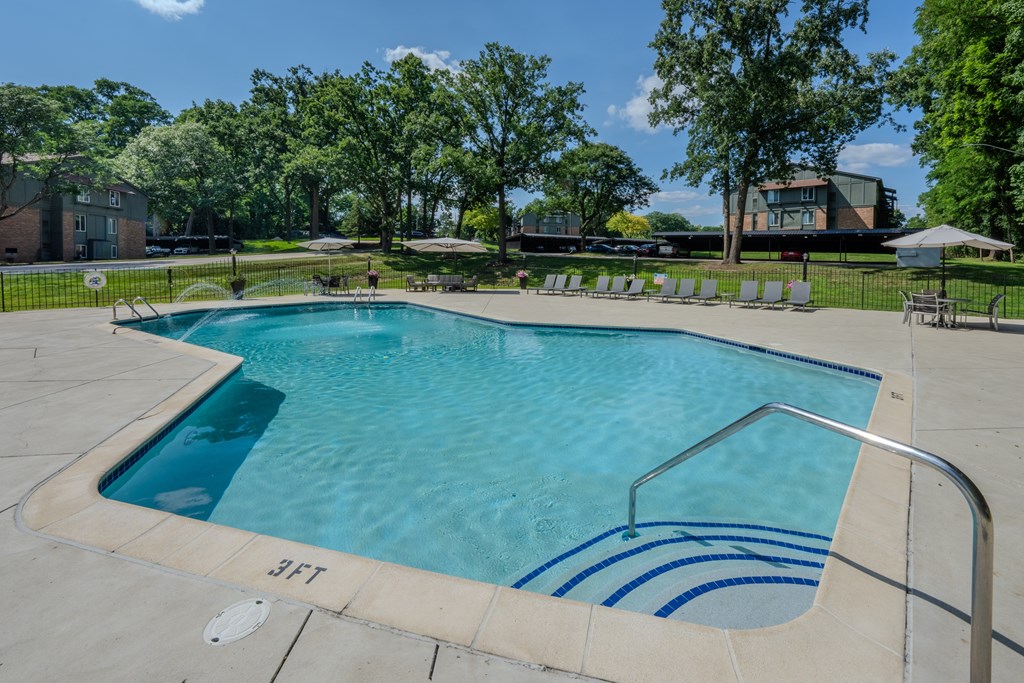 A swimming pool with the depth marked as 3ft