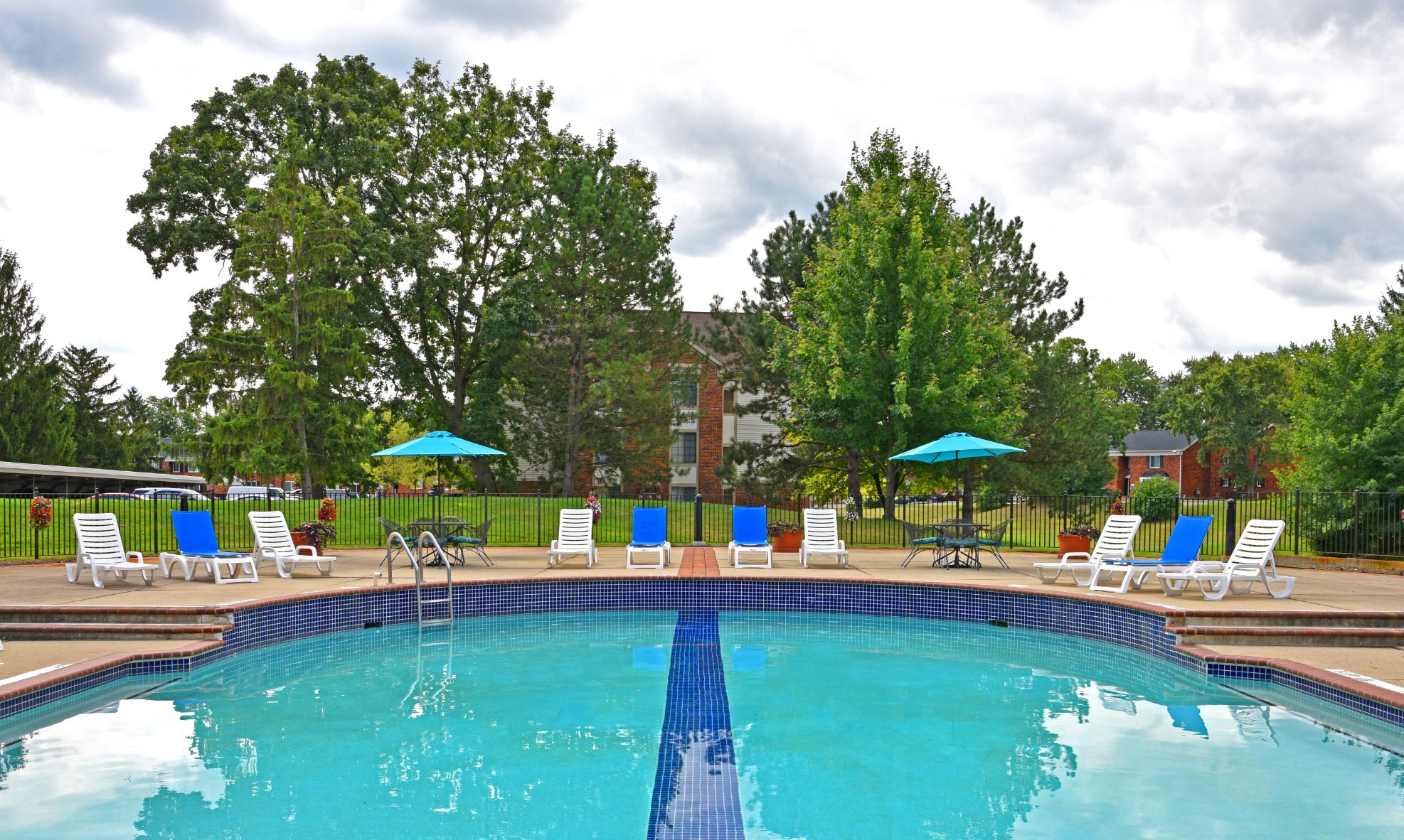 Swimming Pool & Sundeck at Windemere Apartments, Michigan, 48335