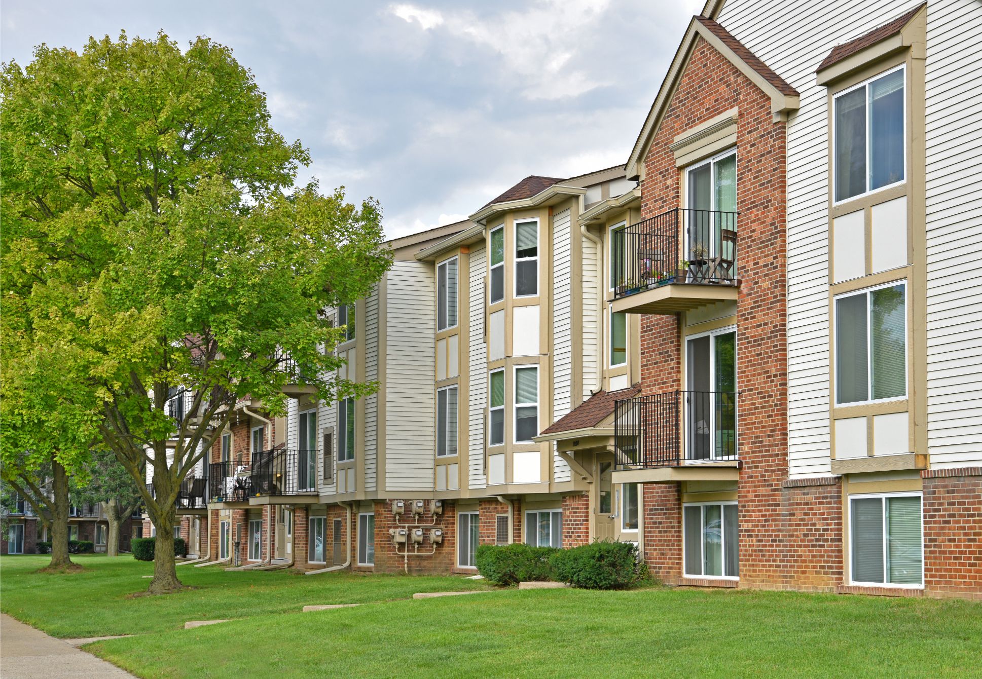Elegant Exterior View at Bristol Square and Golden Gate Apartments, Wixom, 48393