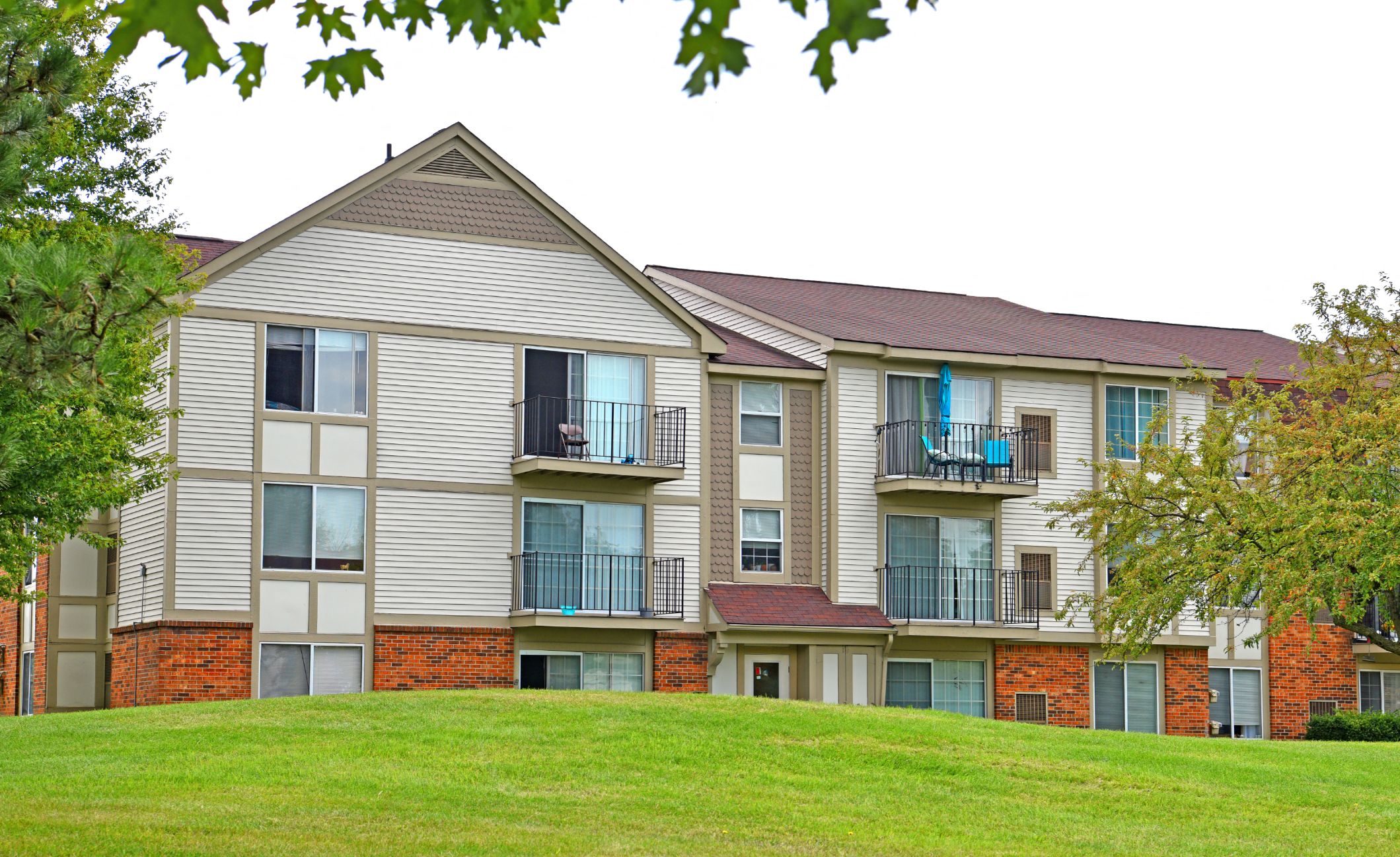 Elegant Exterior View at Bristol Square and Golden Gate Apartments, Wixom, 48393