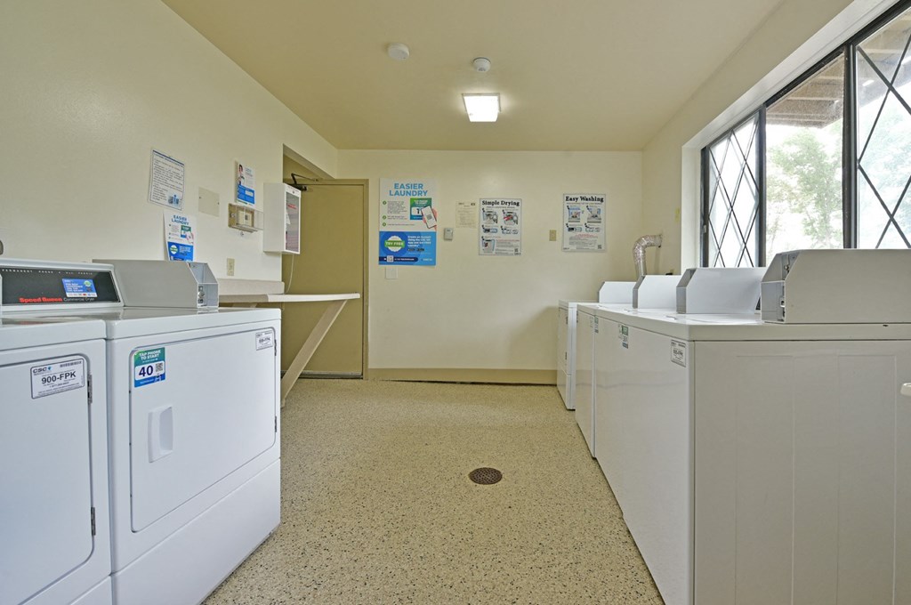 Spacious and Clean Lat Woodland Place, Midland, MI