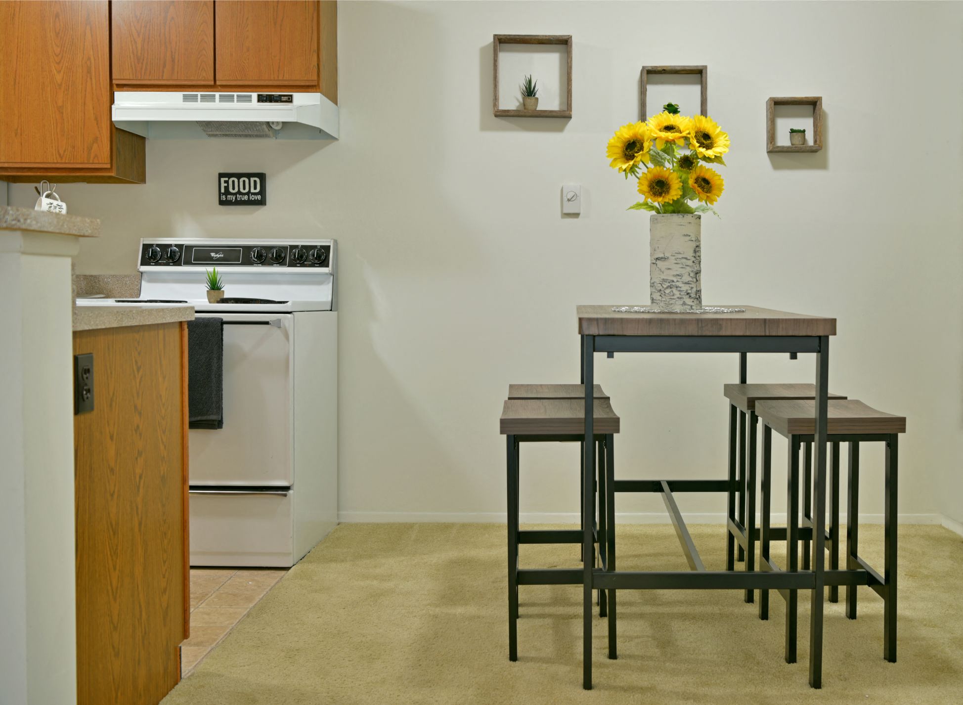 Dining Area at Eastgate Woods Apartments, Batavia