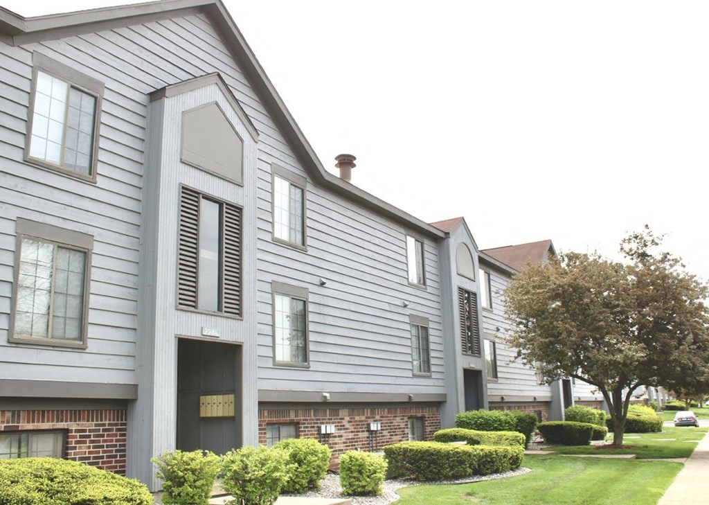 Well Maintained Buildings with Mature Shade Trees at Emerald Park Apartments, MI 49001