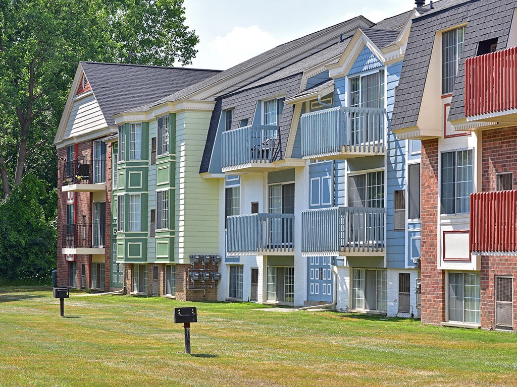 Exterior View With Architectural Details at Charter Oaks Apartments, Davison