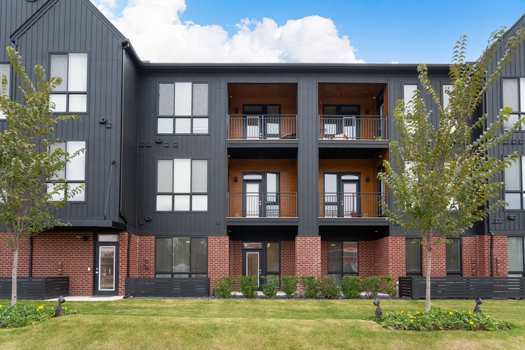 Building Exterior View at Uptown Square Apartments, Troy, 48083
