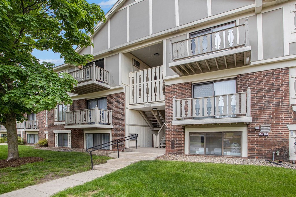 our apartments have a spacious courtyard at Fairlane Apartments in Springfield, MI