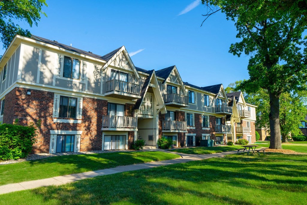 Shaded Views with a picnic table at Fairlane Apartments, Springfield, MI, 49037