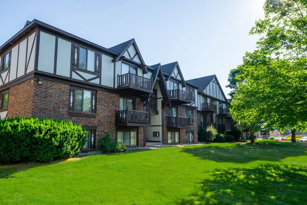 Expertly Landscaped Grounds at Fairlane Apartments, Springfield, MI, 49037