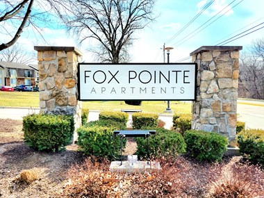 a sign that says fox pointe apartments