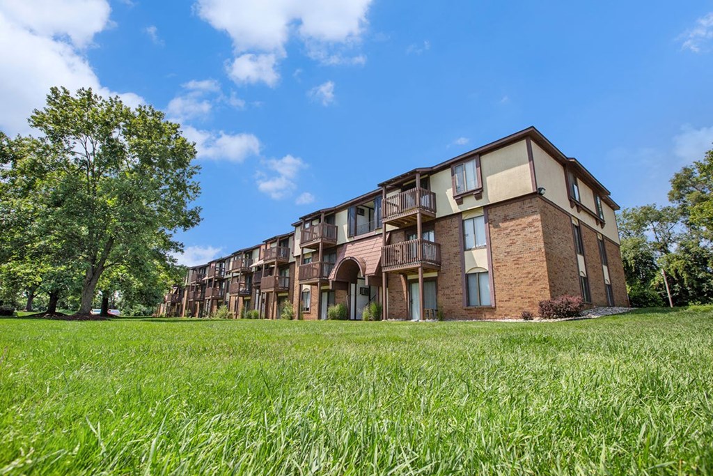 Manicured Lawns at Granada Apartments, Jackson, MI, 49202