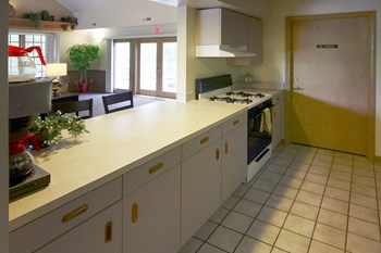Gas Range In Kitchen at Glenn Valley Apartments, Michigan