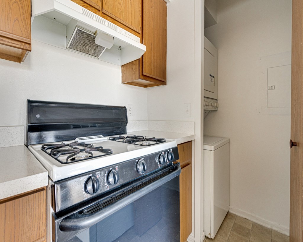 Gardenia Layout Kitchen Gas Range at The Harbours Apartments, near Troy