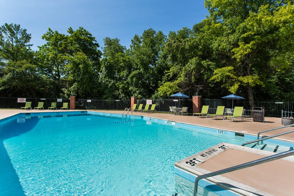Swimming Pool And Relaxing Area at Polo Run Apartments, Indiana, 46142