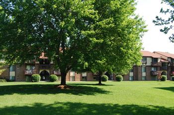 Expertly Landscaped Open Lawns Picnic Tables and Grills at Granada Apartments in Jackson, MI
