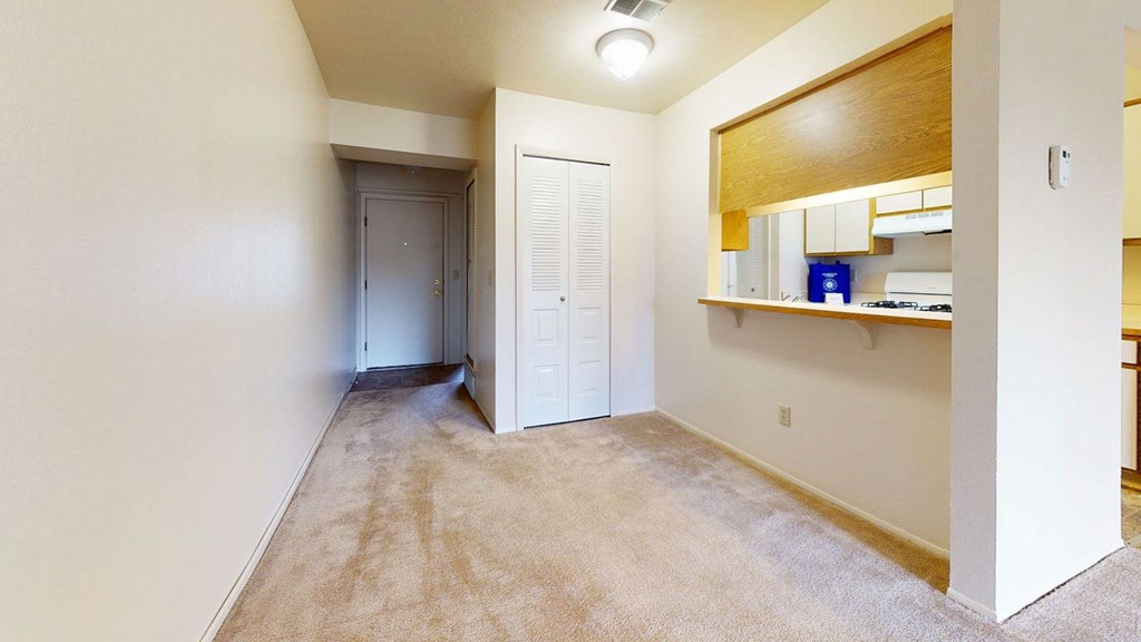 Dining Area with Breakfast Bar at Hampton Lakes Apartments, Walker, MI, 49534