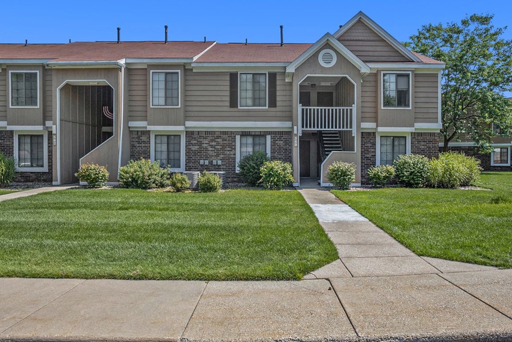 Well maintained apartment building at Hampton Lakes Apartments, Walker, MI, 49534