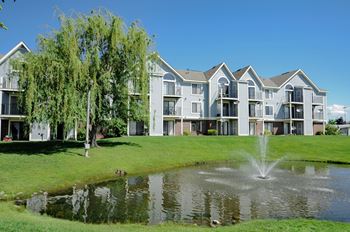 A large building with a fountain in front of it.