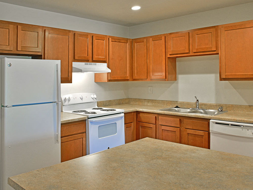 Kitchen with White Appliances at Grand Bend Club, Grand Blanc, MI, 48439
