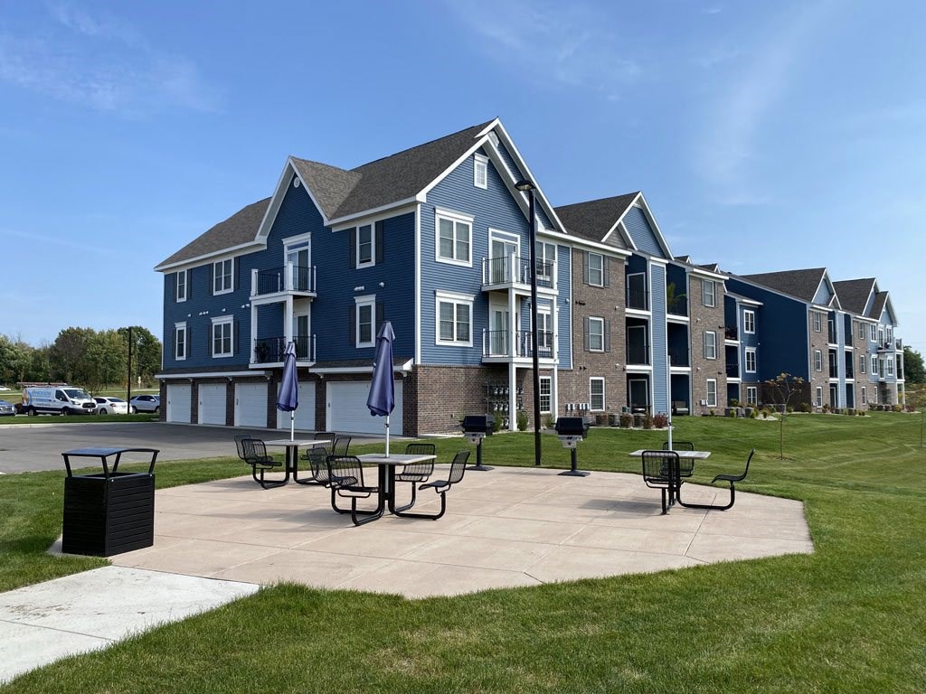 Grilling Area with Seating at Meadowbrooke Apartment Homes, Grand Rapids, 49512