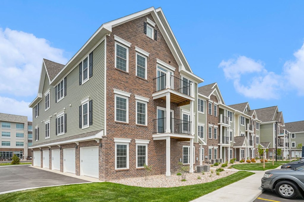 the estates at tanglewood|building exterior at Meadowbrooke Apartment Homes, Grand Rapids