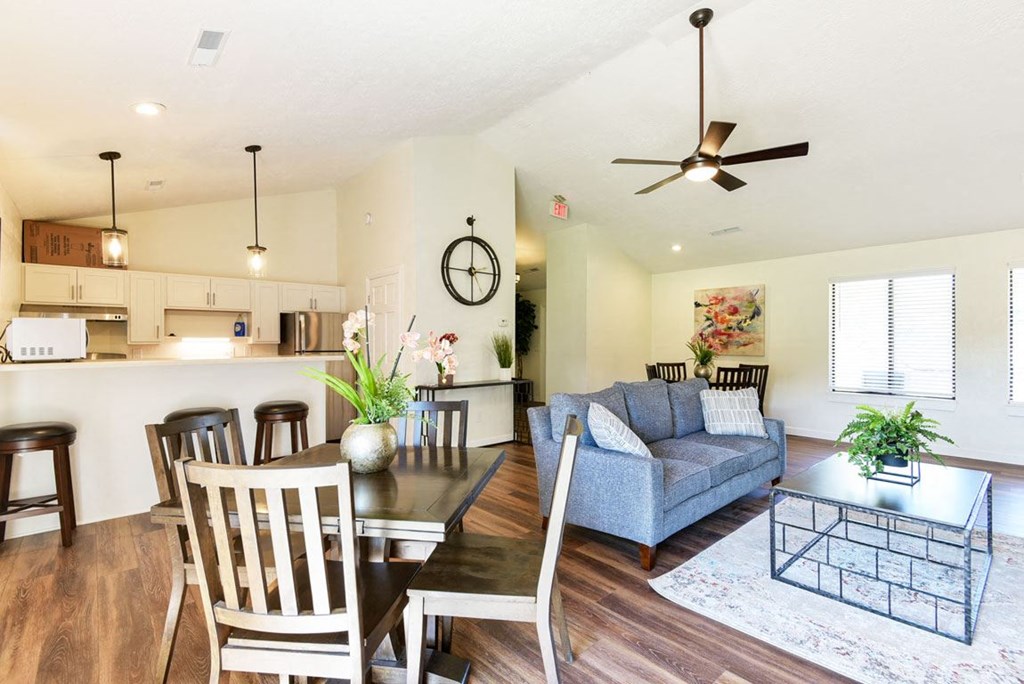 Clubhouse Lounge Space at Old Monterey Apartments, Springfield, MO