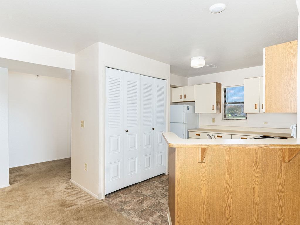 European Style Kitchen with Breakfast Bar  at Oak Shores Apartments, Oak Creek