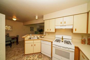 Kitchen with Breakfast Bar at Orchard Lakes Apartments, Toledo, 43615