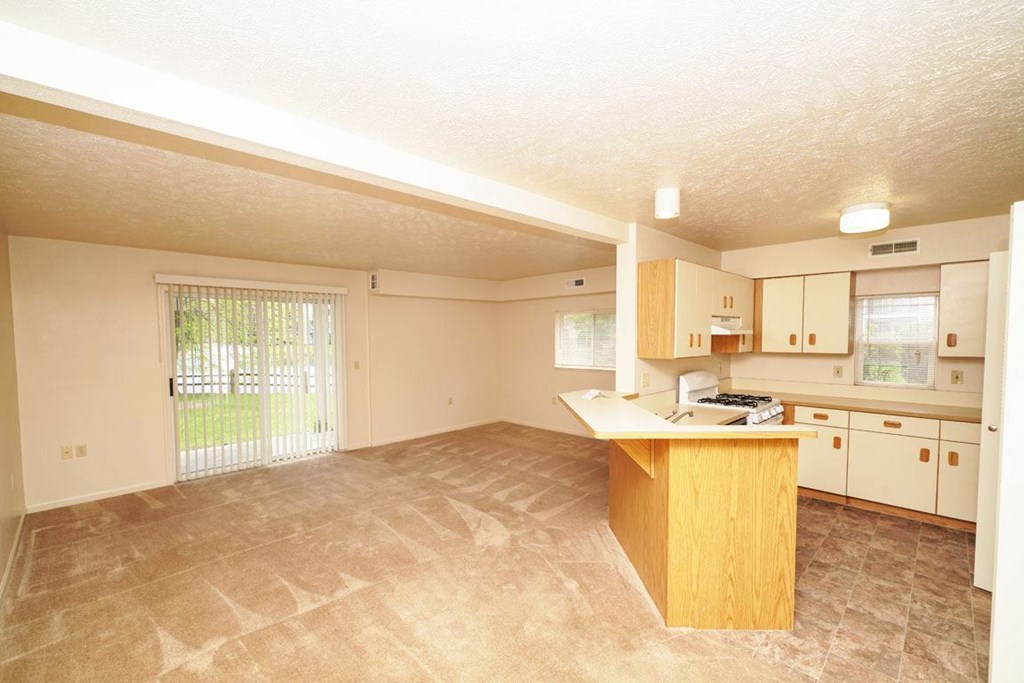 End Style with Extra Windows at Orchard Lakes Apartments, Toledo, 43615